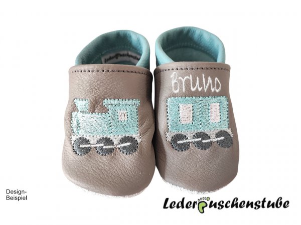 Lederpuschen steingrau-babyblau mit Lokomotive und Waggon (babyblau-weiß-gau-anthrazit-grau) und Namen links am Spann (weiß)